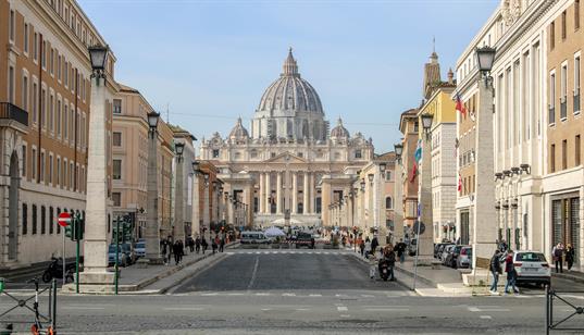 Ein paar Gehminuten von der „Engelsburg“ entfernt liegt die Vatikanstadt mit dem Petersdom im Zentrum. Vatikanstadt ist der kleinste allgemein anerkannte Staat der Welt. Er ist eine Enklave in Italien innerhalb des Stadtgebiets von Rom, hat eine Fläche von 0,44 Quadratkilometern und nur etwa 830 Einwohner.